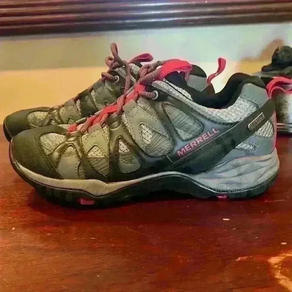 Merrel boys size 6 trail chaser shoe. Worn twice. Excellent condition. Red/black - Picture 4 of 7